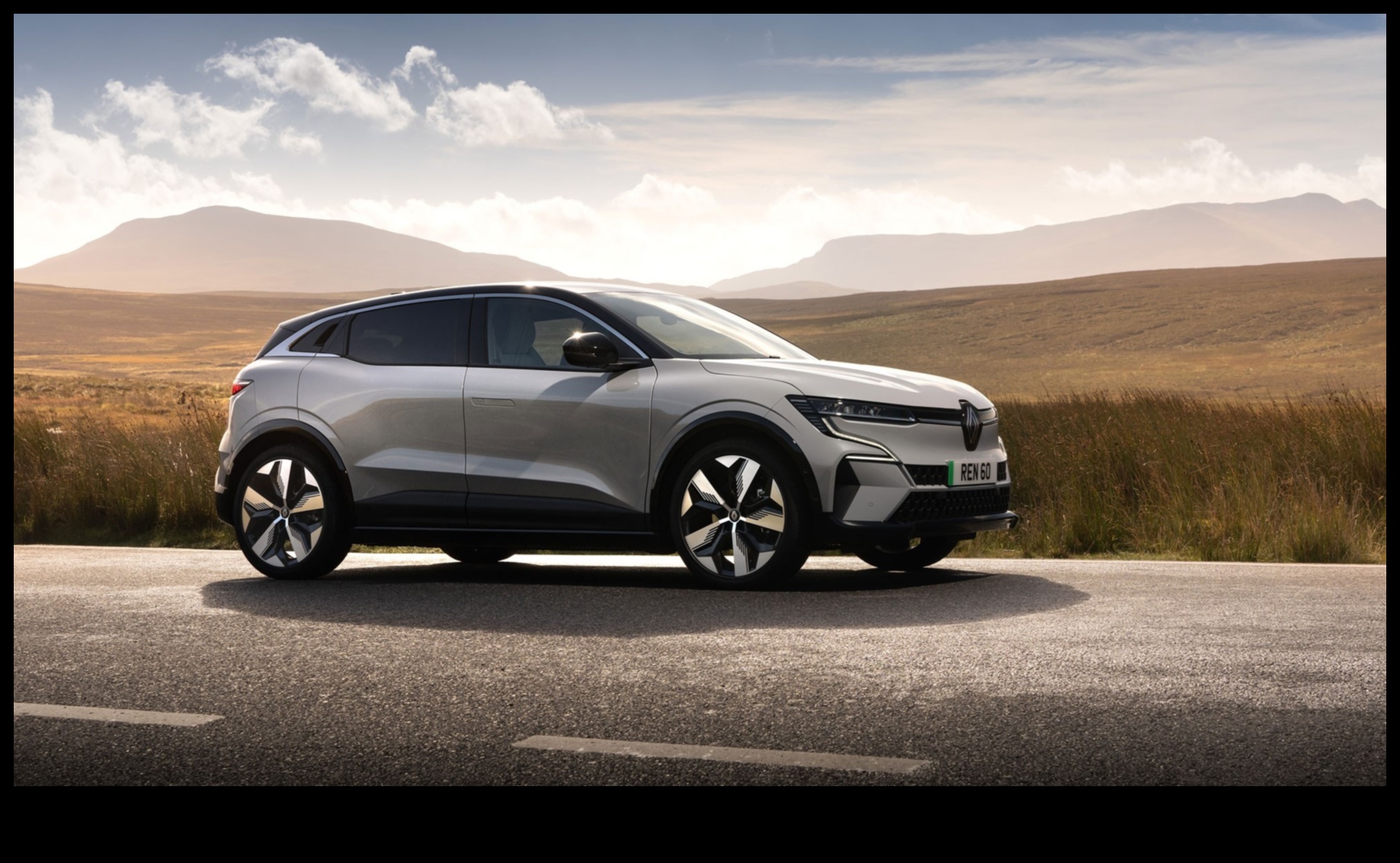 Eco-Chic Drives Електризирайте своя стил с най-новите електрически превозни средства. 5 Eco-Chic Drives: Модната страна на електрическите превозни средства