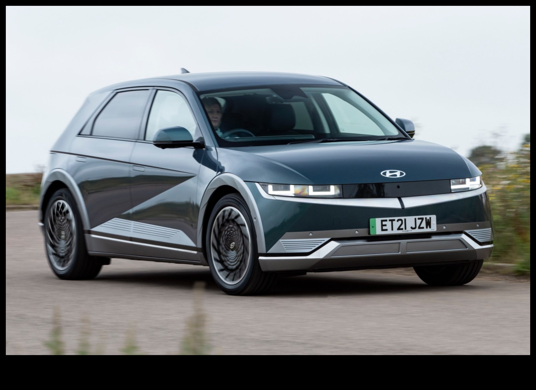 Eco-Chic Drives Електризирайте своя стил с най-новите електрически превозни средства. 4 Eco-Chic Drives: Модната страна на електрическите превозни средства