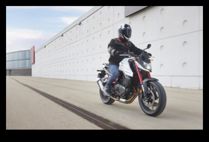 Градско изследване: Навигиране по градските улици на елегантни и гъвкави мотоциклети