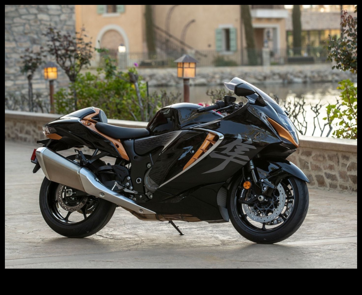 Градско изследване: Навигиране по градските улици на елегантни и гъвкави мотоциклети