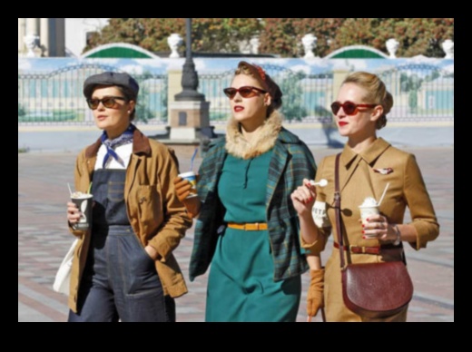 Шикозни класики: ретро тоалети за безкраен стил