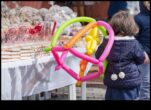 Произведение на изкуството с балони Смях и артистичен стратегия за интерес според младежите