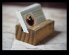 Поставка за визитки от рециклирана храсти