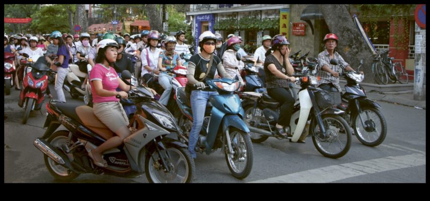 Проверете градските улици според елегантни и гъвкави мотоциклети